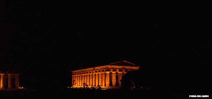 templi di Paestum di sera